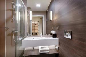 Phòng tắm tại Moxy Verona +65 ảnh