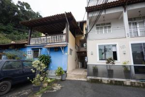 a blue house with a car parked in front of it at Studio Praia do jardim 1 208B in Angra dos Reis