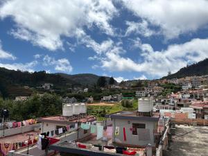 Nespecifikovaný výhled na hory nebo výhled na hory při pohledu z vily