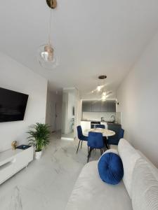 un salon avec un canapé et une table dans l'établissement Apartamenty Szafir Let's Sea Gąski, à Gąski