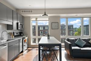 een keuken en woonkamer met een bank en een tafel bij CozySuites Marquee in Minneapolis