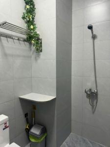 にあるPeach Peach Home 3のバスルーム(シャワー、洗面台、トイレ付) +7枚の写真