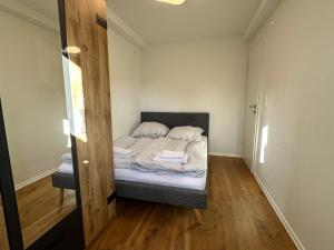 Postel nebo postele na pokoji v ubytování Traumhaftes Apartment mit Exclusiver Ausstattung + WLAN gratis