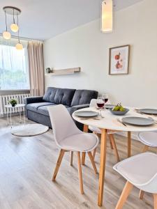 a living room with a table and chairs and a couch at Apartament Palisadowa by Enklawa in Wałbrzych