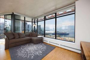 Posezení v ubytování Spacious 2BD in Vancouver Patio with Ocean View + 26 fotografií