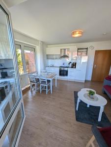 Η κουζίνα ή μικρή κουζίνα στο Nige Ooge FeWo 9 +11 φωτογραφίες