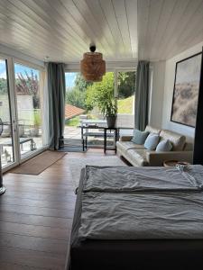 Ένα ή περισσότερα κρεβάτια σε δωμάτιο στο Luxury Studio, Hillside View in Mettau,