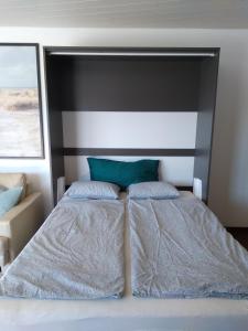 Ένα ή περισσότερα κρεβάτια σε δωμάτιο στο Luxury Studio, Hillside View in Mettau,