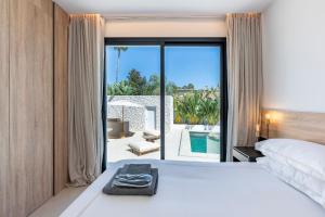 Postel nebo postele na pokoji v ubytování Villa Peman Luxurious Beachside Villa + 112 fotografií