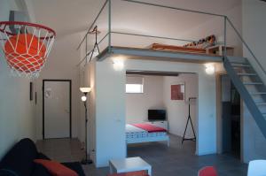 Cette chambre comprend une mezzanine avec un panier de basket. dans l'établissement Levante Residence, à La Spezia