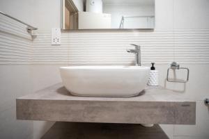 Un baño con un gran lavabo blanco sobre una encimera. en Ocean Blue Onyx, en Marsaskala 18 fotos más