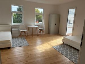 a room with a bed and a table and chairs at Hofquartier in ruhiger Lage Eisenach & Hainich in Beuernfeld