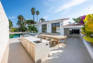 Bazén v ubytování Villa Peman Luxurious Beachside Villa nebo v jeho okolí