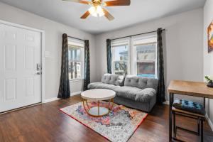 un soggiorno con un divano e un tavolo di Stylish 1-Bedroom Retreat in Fort Worth a Fort Worth