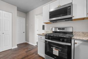 una cucina con fornelli e microonde di Stylish 1-Bedroom Retreat in Fort Worth a Fort Worth