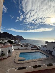 a swimming pool on the side of a building next to the ocean at Bahía Vista in San José