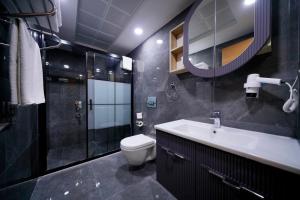 un bagno con un water, un lavandino e uno specchio di newlife suites cappadocia a Nevşehir Altre 25 foto