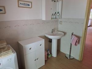 een kleine badkamer met een wastafel en een toilet bij Appartamento con vista sul Golfo in Lerici +38 foto's
