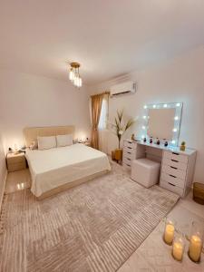 Postel nebo postele na pokoji v ubytování A New Residential 2 Rooms With Garden For Rent In Degla Palms Compound October