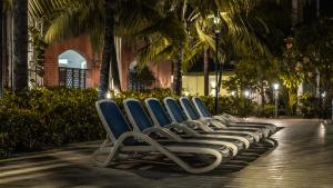バガにあるGoa Chillout Apartment - 2BHK Baga JAQK Holidaysの青い椅子