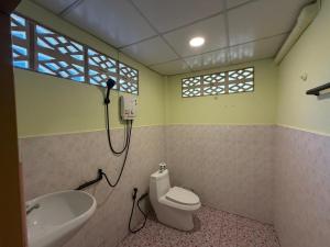 un baño con inodoro y lavabo en Chill House, en Ko Pha Ngan 15 fotos más