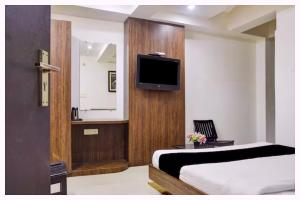 Μια τηλεόραση ή/και κέντρο ψυχαγωγίας στο Hotel The Namo Grand Ayodhya - Walking Distance From Shree Ram Mandir & Hanuman Garhi Temple - #Wi-fi #Parking #Prime Location - Best Seller Hotel In Ayodhya Book Quickly