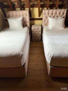 two beds sitting next to each other in a room at Family Heritage Grand Place in Brussels +1 photo