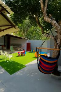 マカパにあるCasa Amazônia Comfort and Nature in Macapáの庭の木掛け +22枚の写真