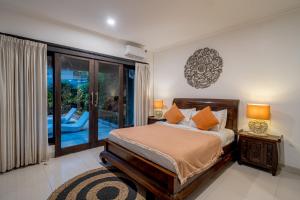 um quarto com uma cama e uma janela grande em Sari Temuku Villa em Seminyak mais 26 fotografias