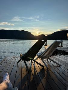 una persona tumbada en un muelle junto a dos sillas en View of Telemarkskanalen, en Kviteseid 36 fotos más