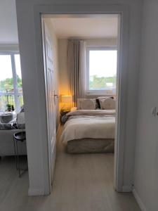 a bedroom with a large bed and a window at Apart Platinium in Stargard