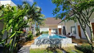 Bazén v ubytování Dutch Villas Phuket nebo v jeho okolí