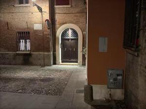 フェラーラにあるDomus Art Experience Art in the Center of Ferraraの建物内の戸付き空路