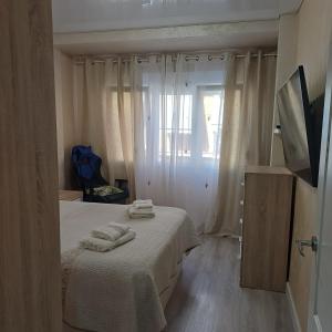 ein Schlafzimmer mit einem Bett mit Handtüchern darauf in der Unterkunft Habitación La Florida Alicante! in Alicante