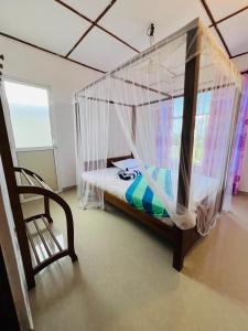 1 dormitorio con 1 cama con mosquitera en Sandy Coconut Guest, en Mirissa