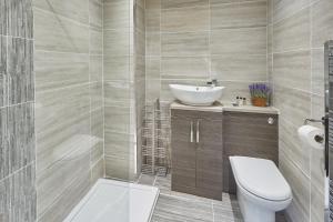 a bathroom with a toilet and a sink at Seaside Retreat 2Bed Apartment Central Saltburn in Saltburn-by-the-Sea