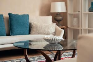 un soggiorno con un divano e un tavolo di vetro di On the Tiber- Luxury house a Roma