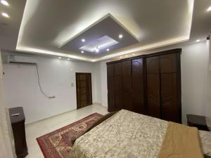 una camera da letto con un letto e un soffitto di MOH Homestay a Aydūn 1 altra foto
