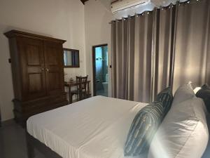 سرير أو أسرّة في غرفة في Hidden villa