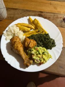 Oloitokitok にあるGreenfield Homestay -Full boardの白皿
