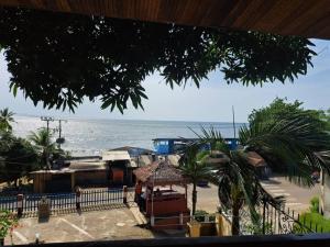 a view of a beach with the ocean in the background at Hôtel Restaurant Gites Kribi in Kribi