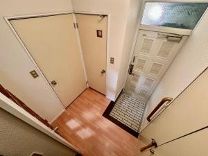 an overhead view of a hallway with a door at 7時IN19時OUT # 池袋駅でのお迎えあり # ヴィラ一軒家貸切 # 駅近8分 # 池袋駅10分 # 上野駅13分 # 7 00 IN19 00 OUT # Pick up Ikebukuro # Whole villa rental # 8 min to station # 10 min to Ikebukuro # 13 min to Ueno in Tokyo +34 photos
