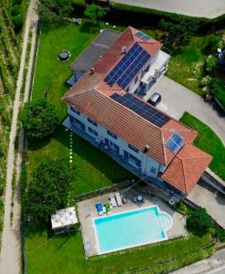 une maison avec une maison avec des panneaux solaires sur son toit dans l'établissement Villa il Gelso, à Castagnole Lanze