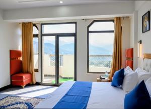 Ένα ή περισσότερα κρεβάτια σε δωμάτιο στο Hilltop Heaven ! Premium Property ! In Nainital ! By Anvi Retreat