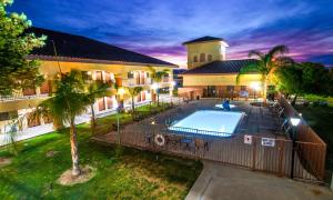 an overhead view of a house with a swimming pool at Motel 6-Santa Nella, CA - Los Banos in Santa Nella Village