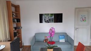 Una sala de estar con un sofá azul y una mesa. en Chalet Gold, en Affoltern