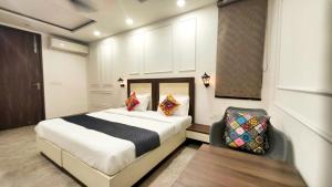 Postel nebo postele na pokoji v ubytování Hotel HomeAste 001 Near Yashobhoomi Convention Center