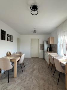a kitchen and dining room with a table and chairs at Colt de Apuseni Guesthouse 