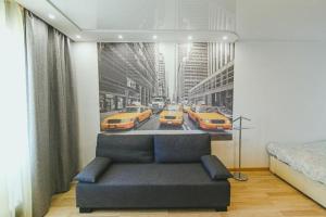 スームィにあるCenter Apartのリビングルーム(ソファ付)