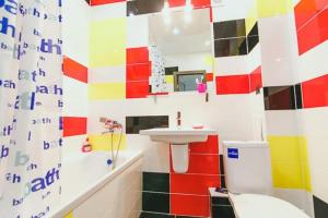 スームィにあるCenter Apartのカラフルなバスルーム(トイレ、シンク付)